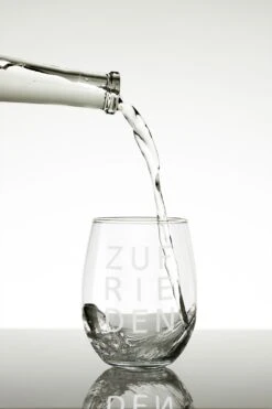 AffirmationsTrinkglas "ZUFRIEDEN" Mit Hochwertiger Gravur